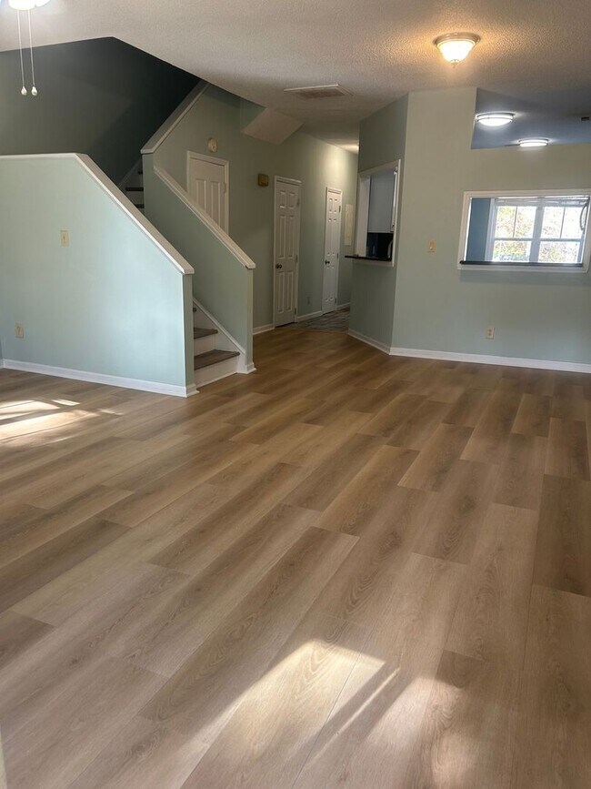 Foto del edificio - Charming 2BR Condo in Raleigh exelent loca...