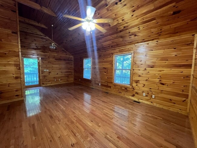 Building Photo - Large 2story in Kodak! Available Now!