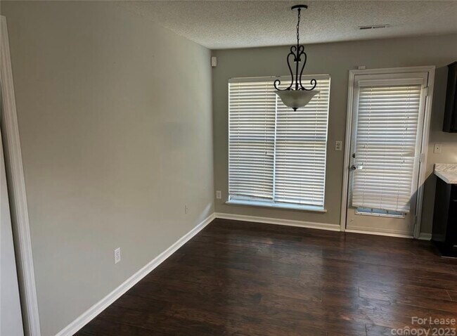 Foto del edificio - 100 Coventry Dr