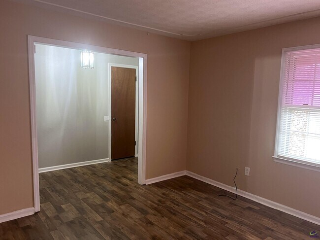 Building Photo - 409 Forest Lake Dr