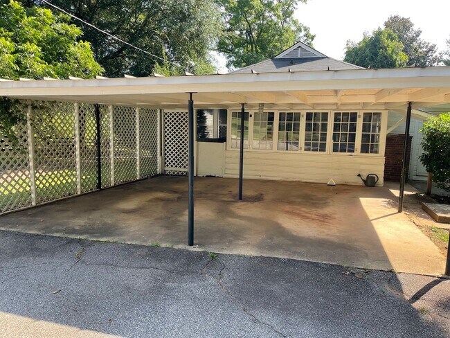 Foto del edificio - 4BR Home off Jefferson Rd