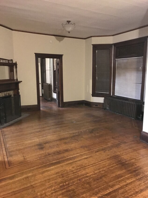 Foto principal - Beautiful 5 Bedroom 2 Bathroom Home in South Minneapolis!