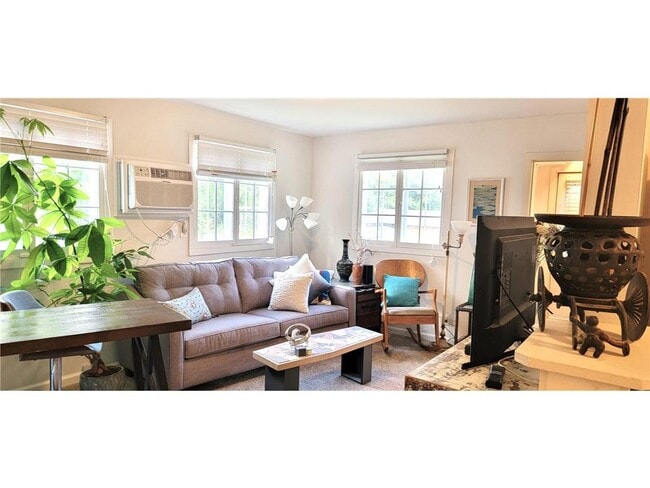 Building Photo - 2335 Hemlock Ln N