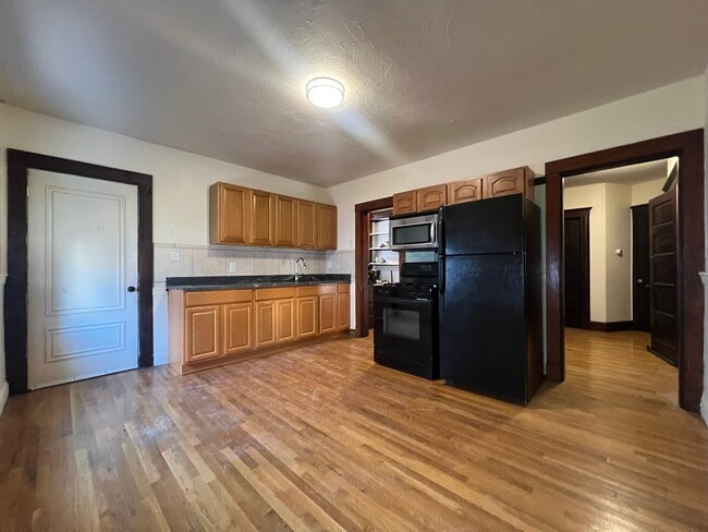 Building Photo - 4 River St