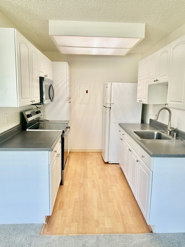 Building Photo - Renovated 2 bedroom Townhome in Highly Des...