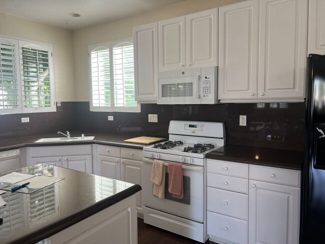 Foto del edificio - West Ventura Condo with a three car garage!