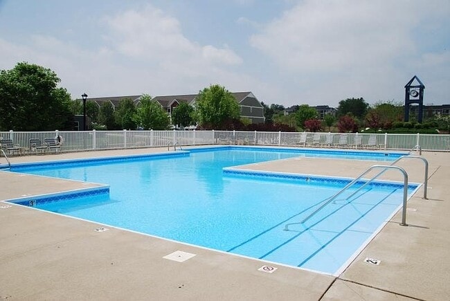 Outdoor pool - 3167 Blairview Pky SE