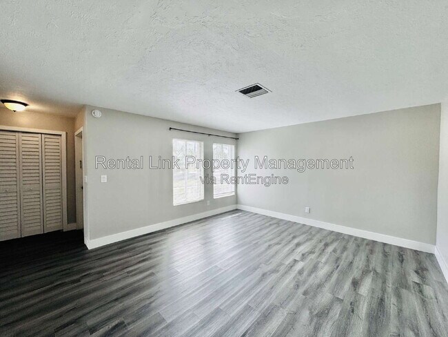 Building Photo - 4107 SE 18th Pl