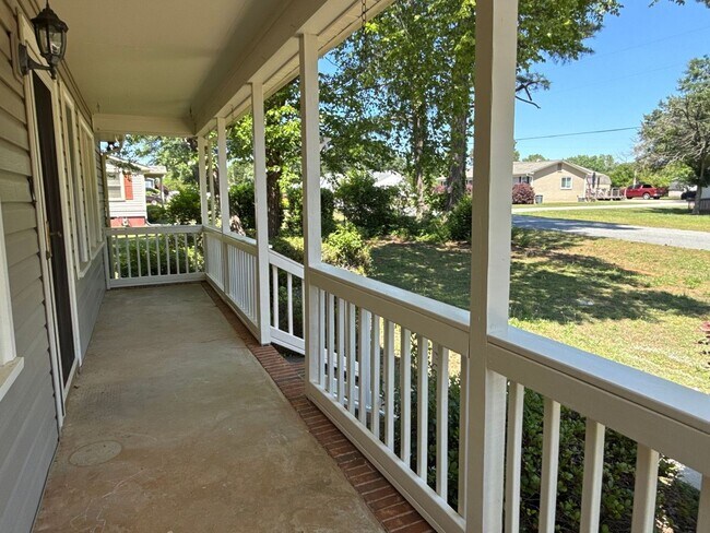 Foto del edificio - 2083 Ridgecrest Rd