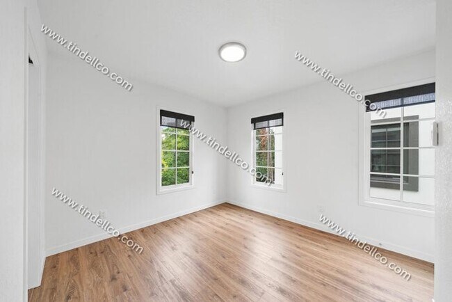 Building Photo - Light & Bright 2 Bedroom Townhome Apartmen...