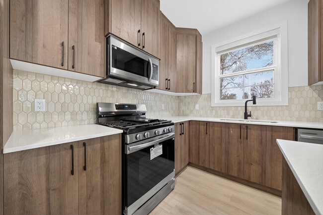 Photo du bâtiment - 8827-8122 122 Ave NW