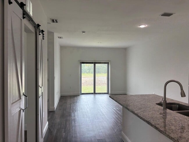 Foto del edificio - Lehigh Acres Beautiful 2 bdrm/2 bath Plus ...