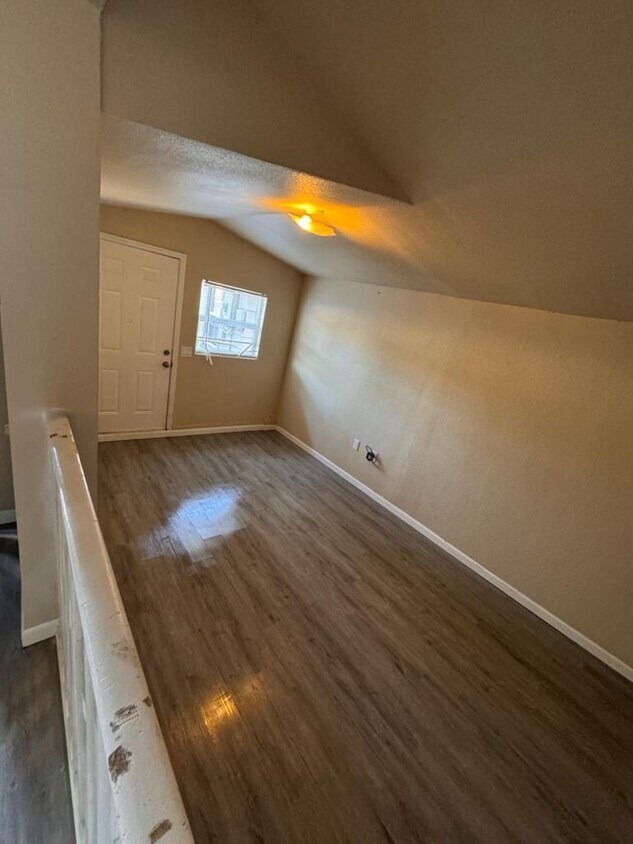 Foto del edificio - 2451 Biehn St