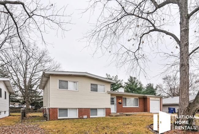 Building Photo - 2300 Martin Dr