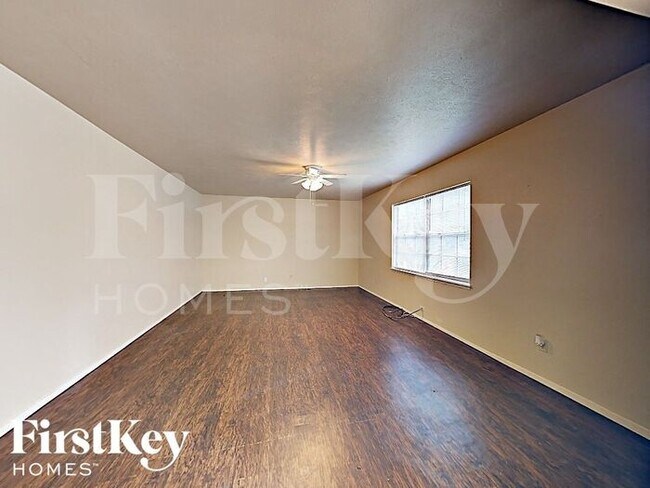 Building Photo - 3010 Glenhollow Cir