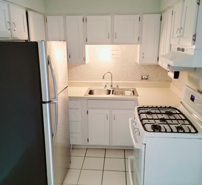 Kitchen - 10408 Menard Ave