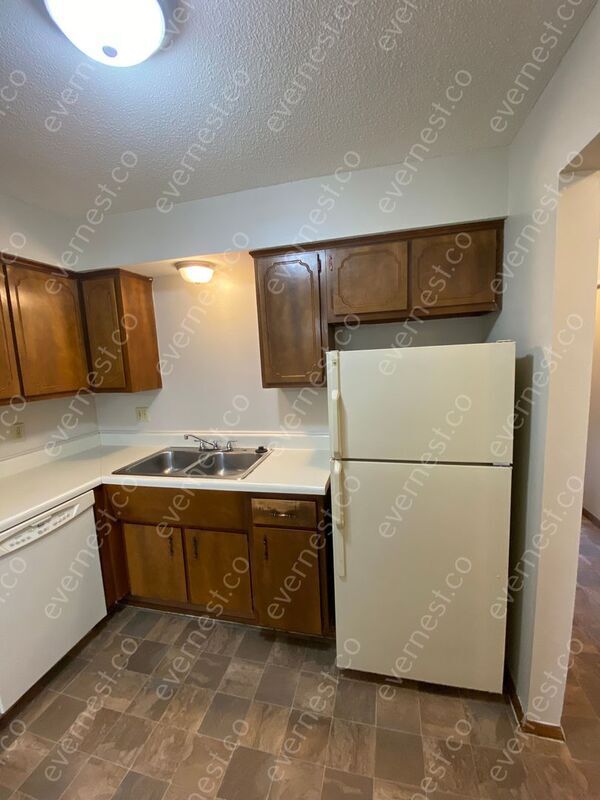 Building Photo - 90 Stornoway Dr W