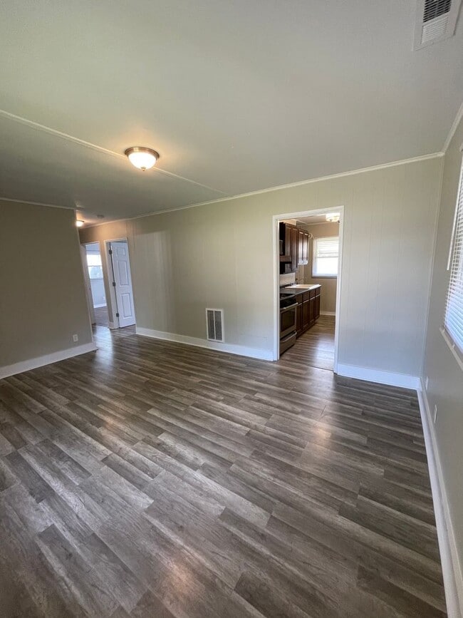 Building Photo - 3 Bedroom Home with Backyard and Garage!