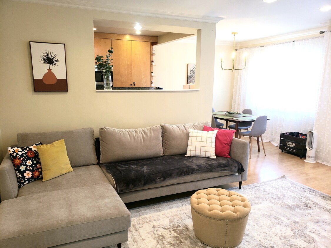Living room - 11718 Darlington Ave