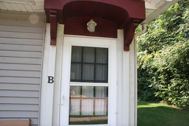 Building Photo - 491 Robinson St