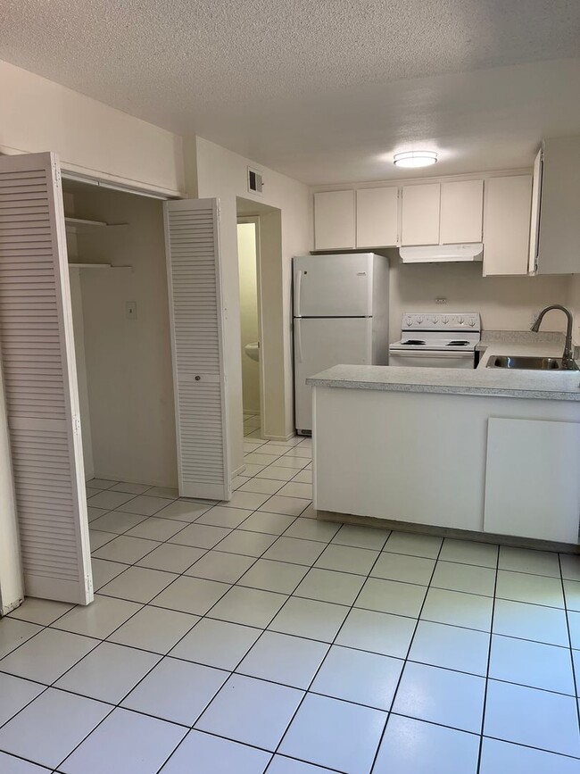 Building Photo - SPACIOUS 3 BEDROOM CONDO!!
