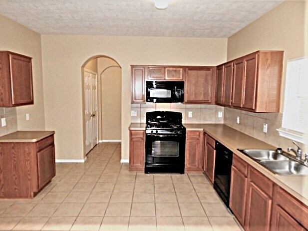 Building Photo - 22211 Hesse Ct