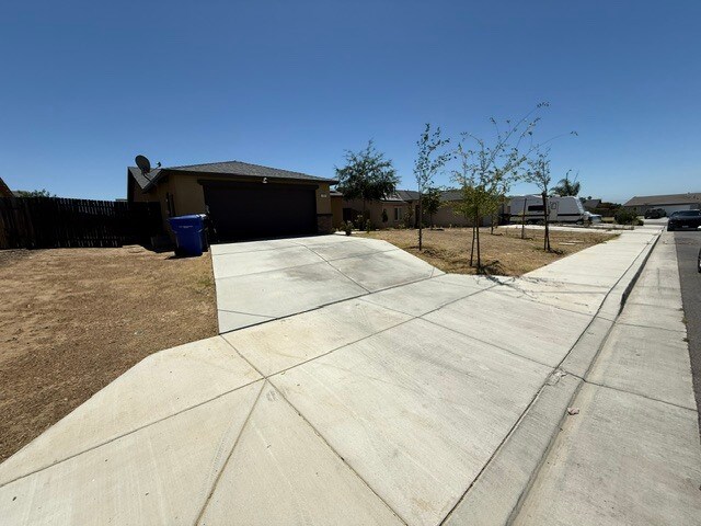 Foto del edificio - 1037 Honeybell Ct
