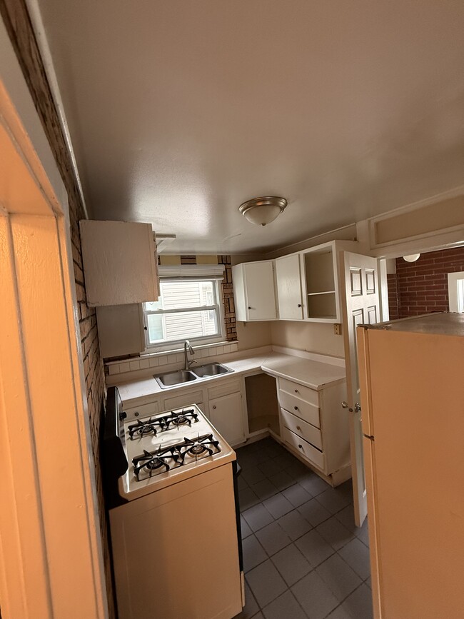 Building Photo - 1610 Kelly Dr