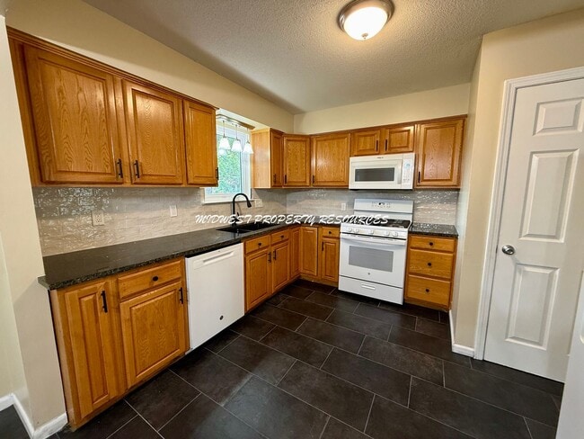 Building Photo - Beautiful 3 Bedroom Home in Lee's Summit