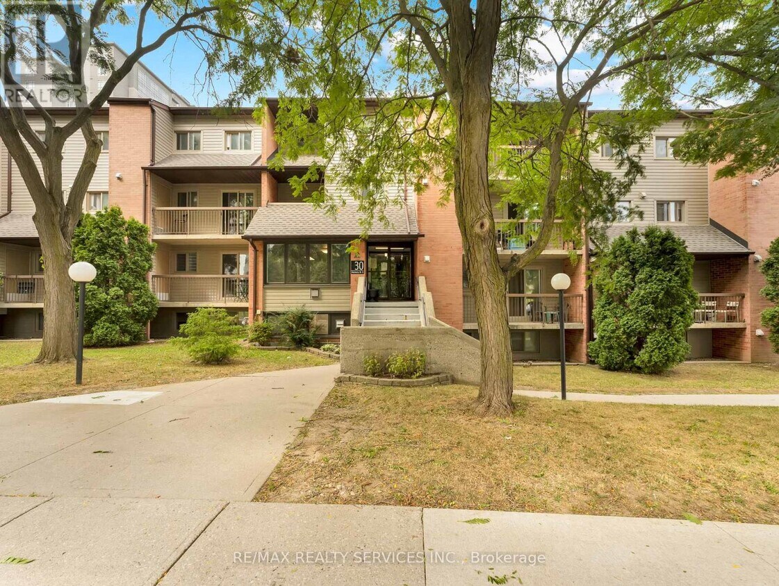 Primary Photo - 30-130 Hickory St E