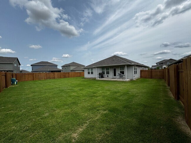 Foto del edificio - Modern 4-Bedroom Home with Office | 3-Car ...