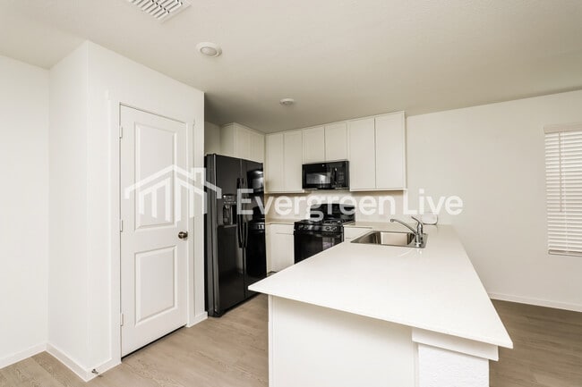 Foto del edificio - 1625 Sparrow Hawk Rd