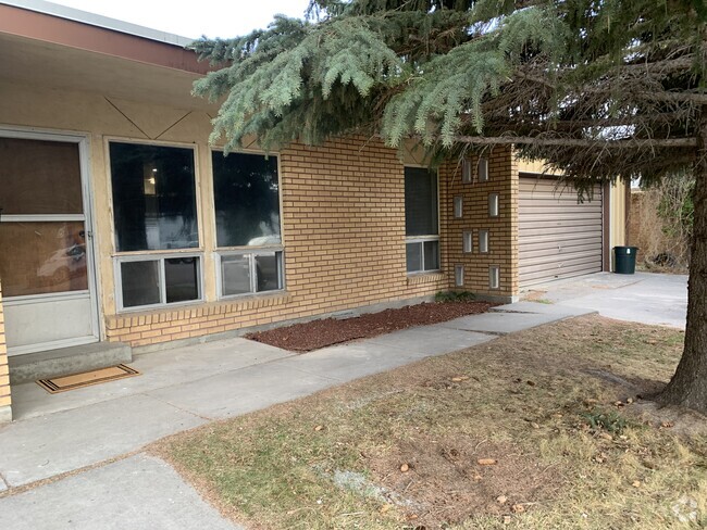 Building Photo - 896 Raymond Dr