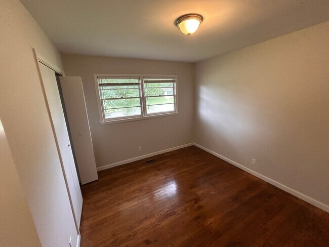 Foto del edificio - Brick home with 3BR, 1.5BA, garage, fenced in back yard.