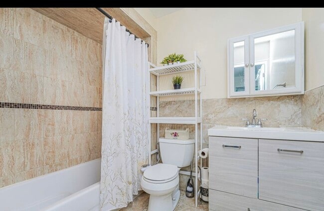 Upstairs bathroom - 31 Greentree Ln