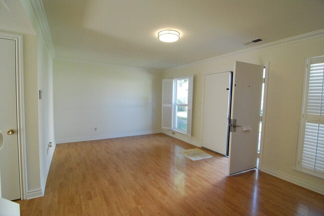 Foto del edificio - 11027 Slater Ave