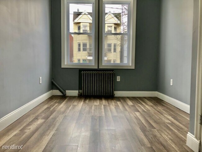 Foto del edificio - 32 Corbin Ave