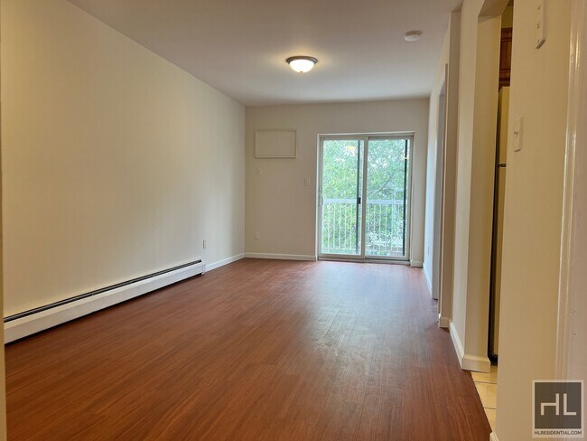 Building Photo - Spacious 3 Bed 2 Bath MIDDLE VILLAGE!!!