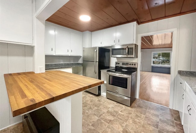 Building Photo - 6441 Crest Dr