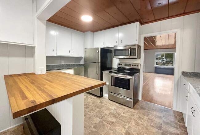 Foto del edificio - 6441 Crest Dr