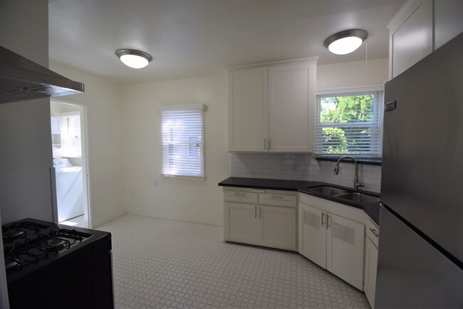 Building Photo - 10839 Moorpark St