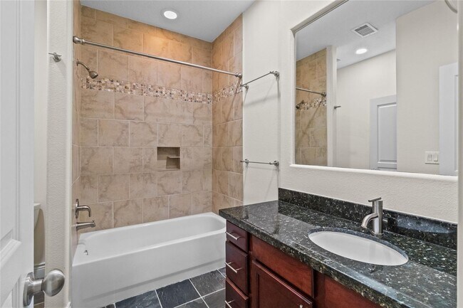 Foto del edificio - Experience Urban Living at Its Finest!