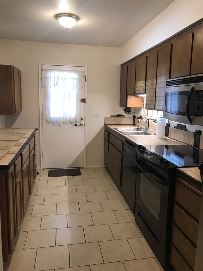 Building Photo - Gorgeous Townhome