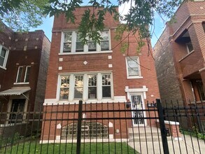 Building Photo - 6721 S Maplewood Ave