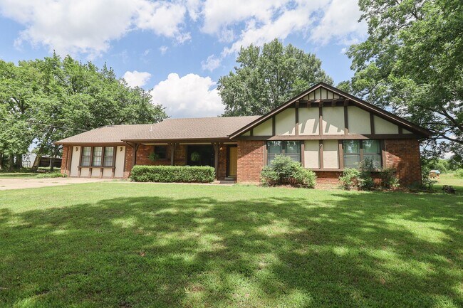 Building Photo - Gorgeous 3 Bedroom Remodel, Jenks Schools,...