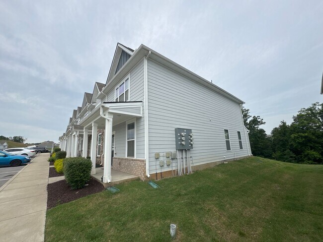 Foto del edificio - Beautiful 3BR/2.5BA Townhome in a Prime Lo...