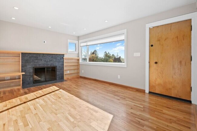 Building Photo - Sweet Arbor Heights Cape Cod Nest with VIEWS