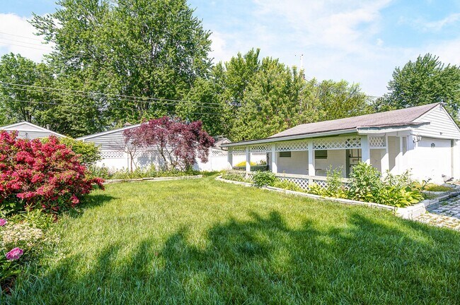 Building Photo - 3 bed, 2 bath Ranch with large backyard