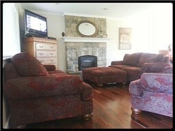Building Photo - Stunning Remodeled 3 Bed / 1.75 Bath Priva...