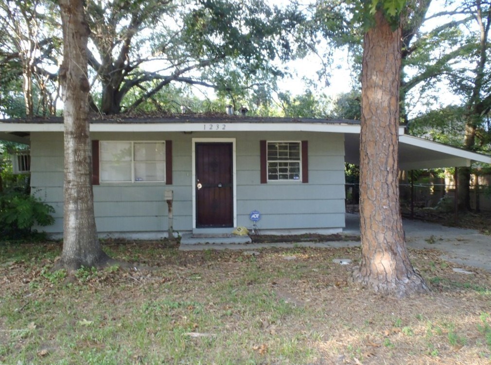 Primary Photo - 3 br house by LSU! Has carport, washer, dr...